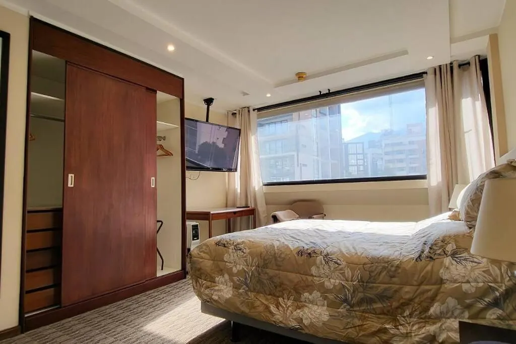 Habitacion Amplia Cama Y Sofa. Quito